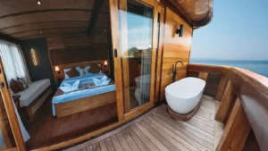 Third view of the Candi VIP cabin on the Angelica phinisi liveaboard