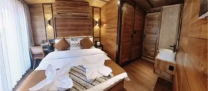 Wayang master cabin on the Angelica phinisi liveaboard in Komodo