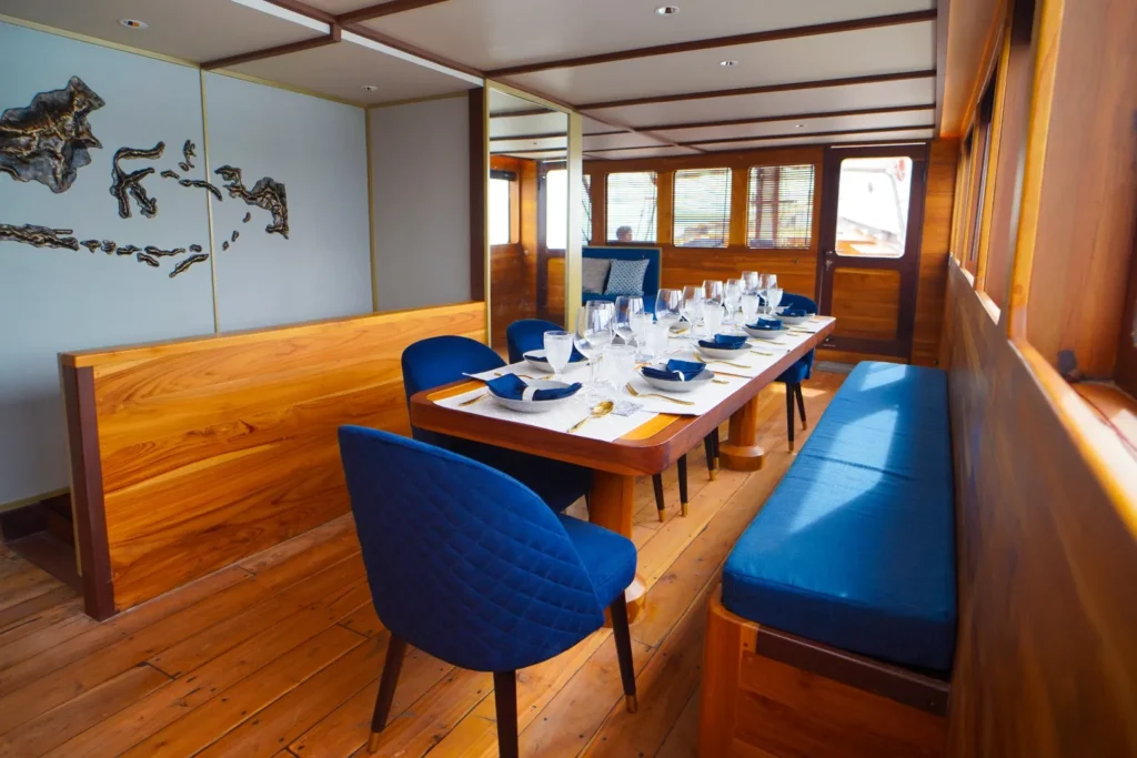 Indoor dining room aboard LaMain Voyage I