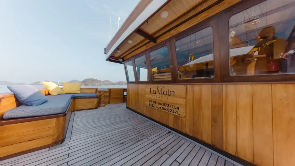 Side deck seating aboard LaMain Voyage I