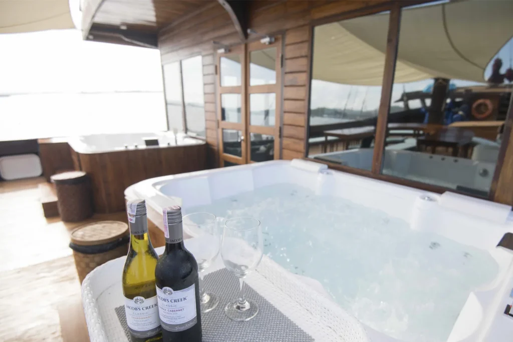 Jacuzzi with ocean view aboard Neomi Cruise liveaboard