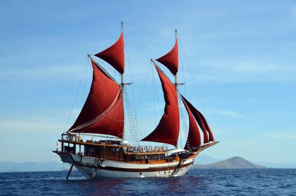 Tiare Cruise phinisi liveaboard, Indonesian archipelago