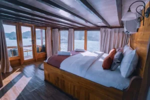 Master Cabin interior aboard Abizar phinisi