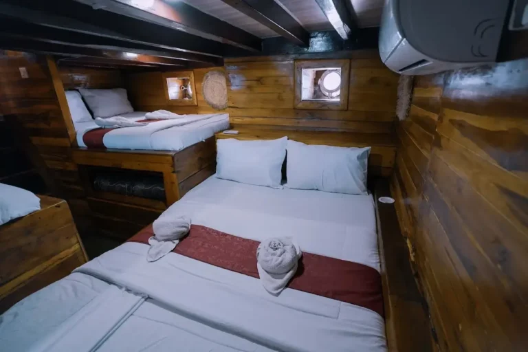 Sharing Cabin aboard Abizar phinisi