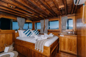 Adishree cabin master 01 aboard Adishree phinisi