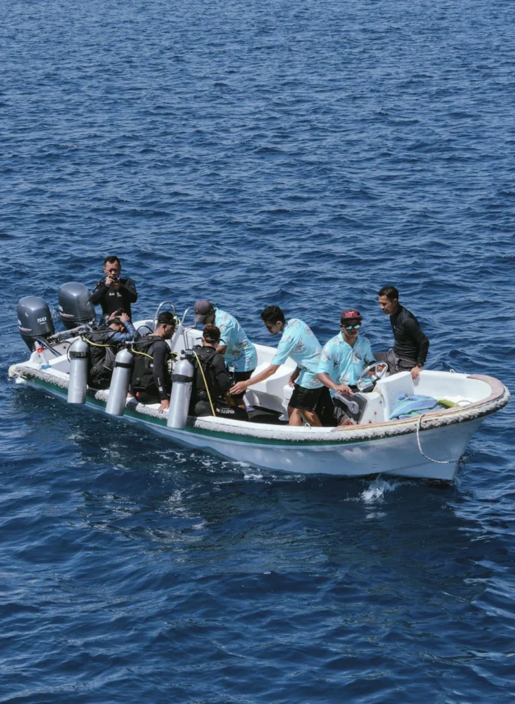 Adishree outdoor diving 01 aboard Adishree phinisi