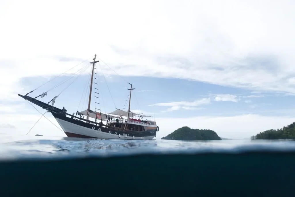 Akomo Isseki traditional phinisi anchored near tropical islands