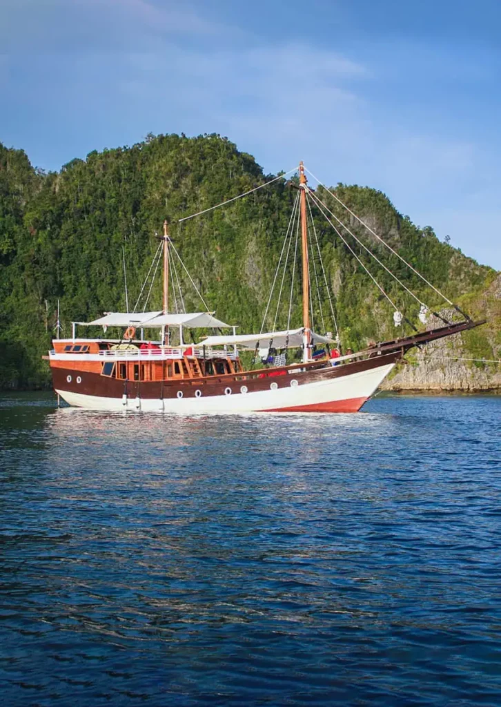 Akomo Isseki traditional phinisi at sea