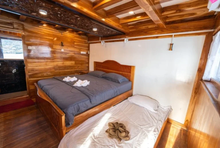 Rinjani Room on the main deck of Alfathran 3 with queen bed and singles