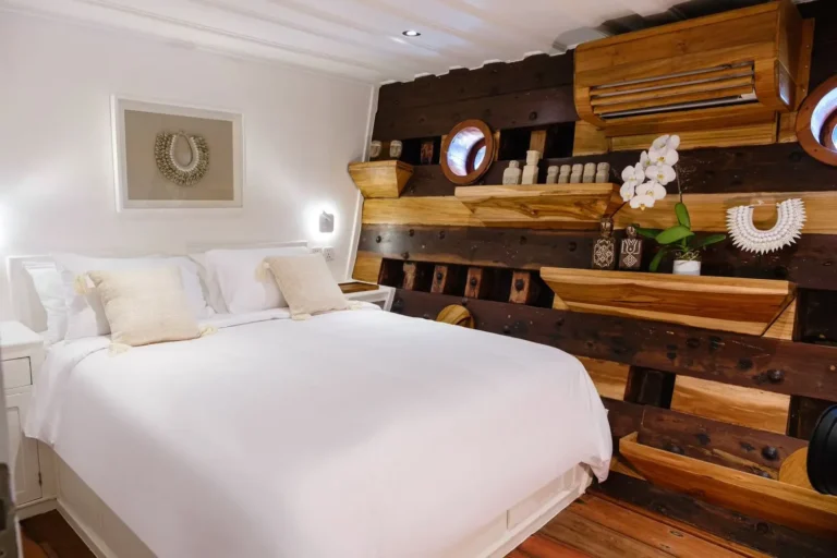 Queen bed in the Dayak porthole cabin on the lower deck of Aliikai Voyage