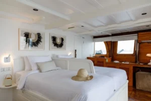 Interior of the Fam owner cabin aboard Aliikai Voyage
