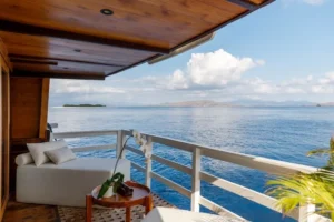 Writing desk in the Fam owner cabin of Aliikai Voyage
