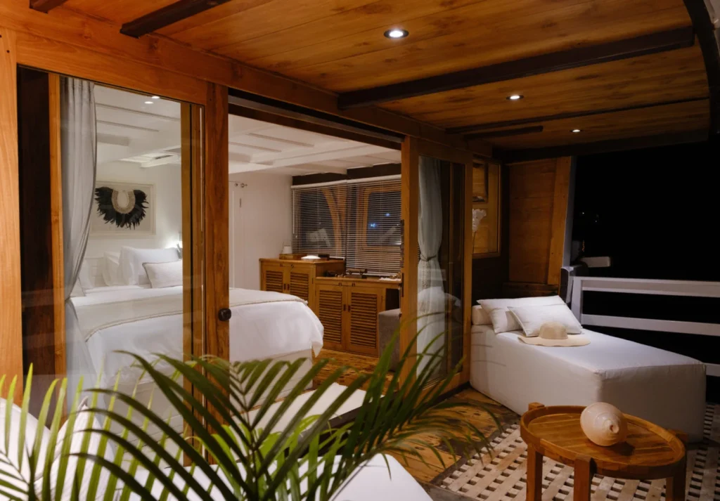 Main deck salon and bar aboard the Aliikai Voyage phinisi