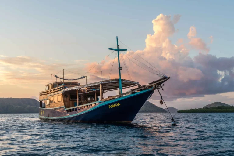 Amalia Komodo phinisi liveaboard in Komodo