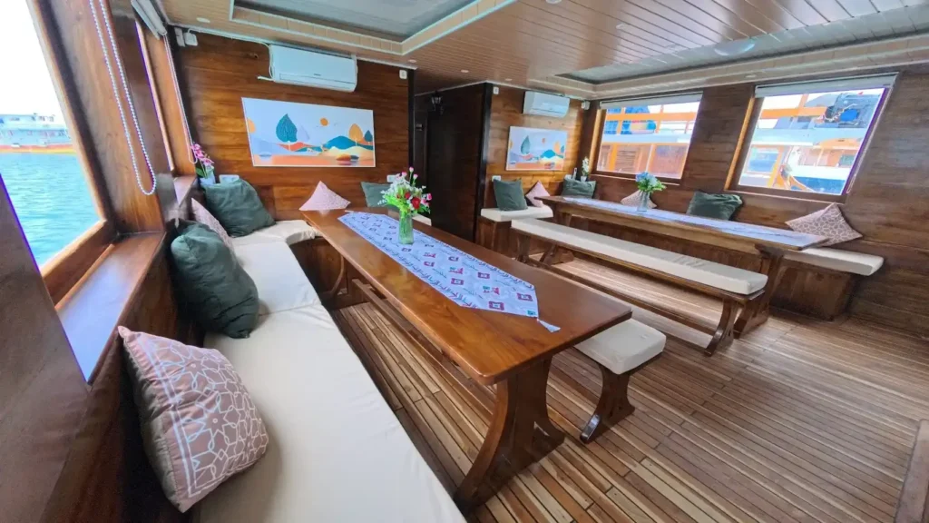 Indoor dining room aboard Arfisyana 2 phinisi