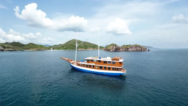 Arfisyana 2 phinisi exterior in Komodo National Park