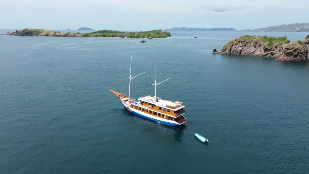 Arfisyana 2 phinisi viewed from the water in Komodo