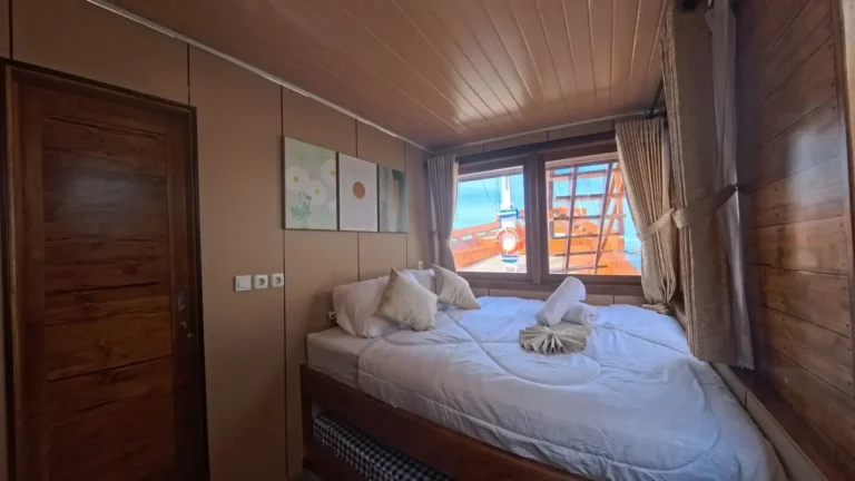 Premiere Panoramic cabin aboard Arfisyana 2 phinisi
