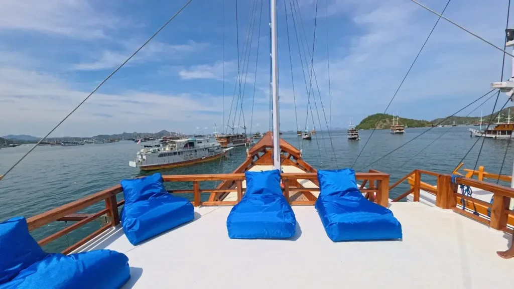 Sundeck aboard Arfisyana 2 phinisi