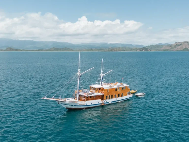 Baraka phinisi exterior in Komodo National Park