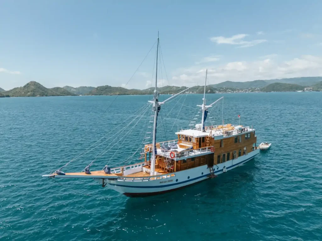 Baraka phinisi exterior in Komodo National Park