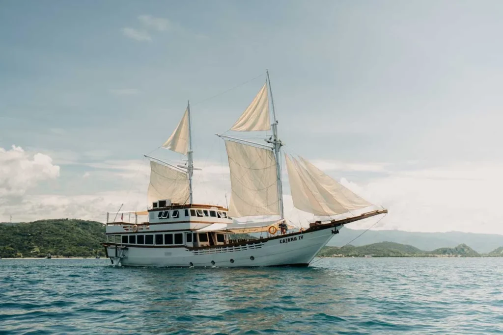 Side profile of Cajoma IV phinisi showing its teak-and-ironwood hull