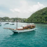 Carnaby 02, a 32-metre phinisi, sailing in Komodo National Park