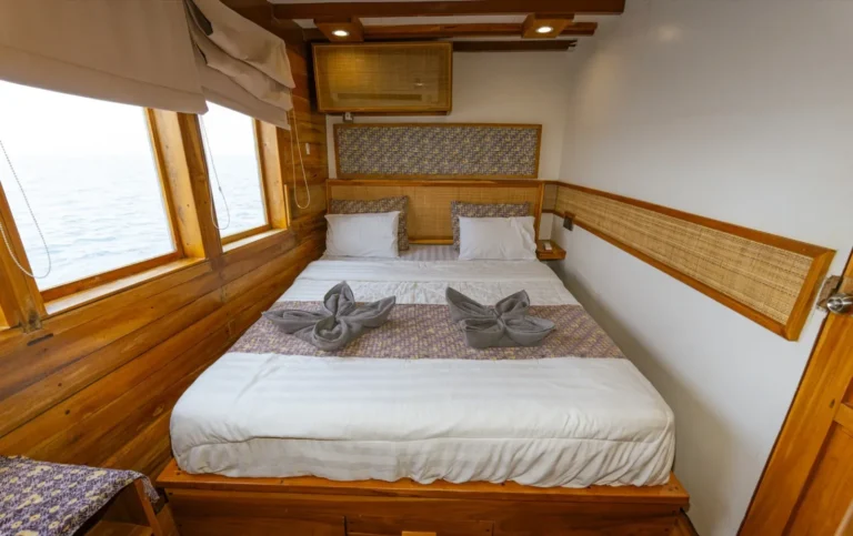Cafasa grade cabin on Catnazse with a queen bed and ensuite bathroom