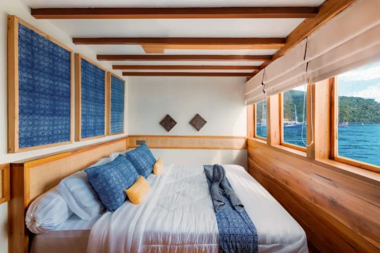 Grandis grade cabin on Catnazse with a queen bed and sea-view window