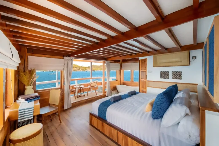 Santalum 1 cabin on Catnazse with a king bed and access to a private balcony