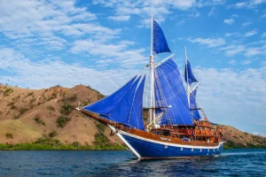 Cheng Ho phinisi sailing near the islands of Komodo