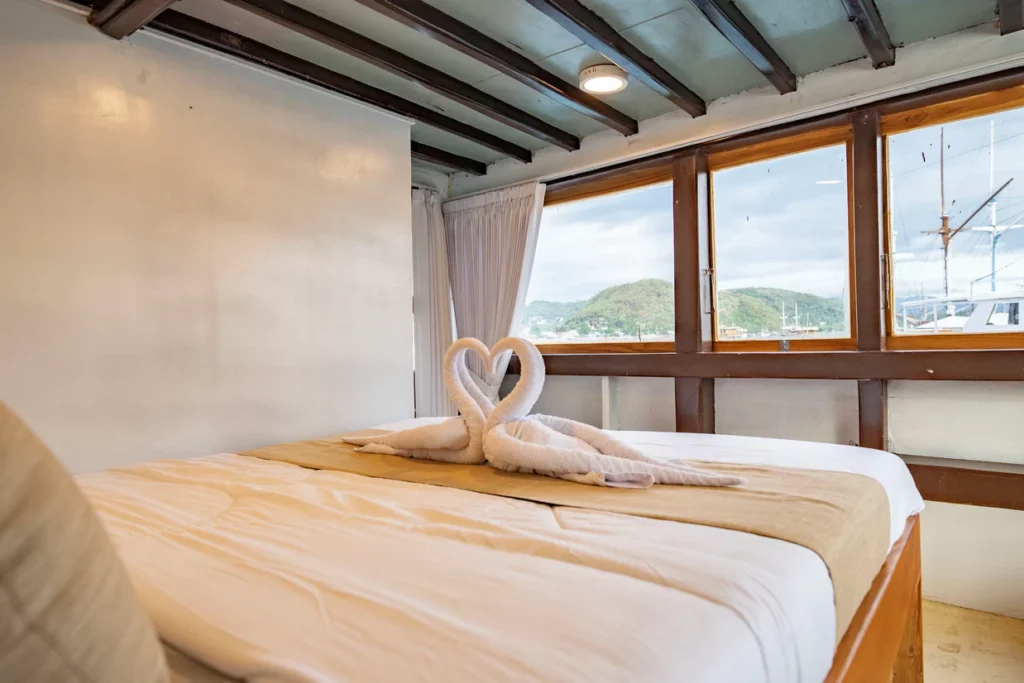 Master cabin aboard Alfathran 1 phinisi in Labuan Bajo