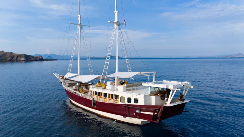 EcoPro Duyung Baru phinisi sailing in Komodo waters