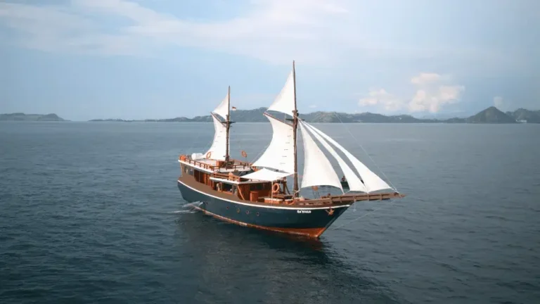 Em’Ocean phinisi exterior in Komodo National Park
