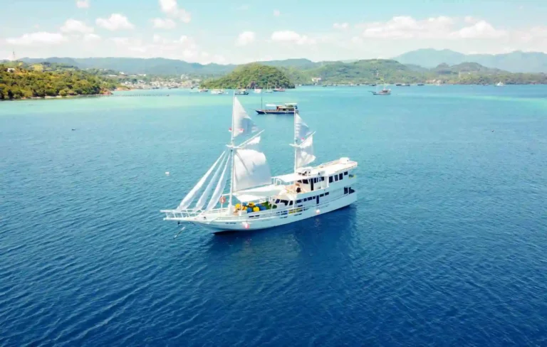 Giona phinisi exterior in Komodo National Park