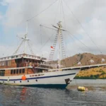 Kanthaka, a 33.7-metre phinisi finished in 2025, sailing in Komodo National Park