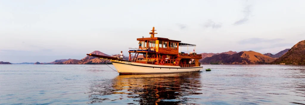 La Unua by Kamma phinisi exterior in Komodo National Park