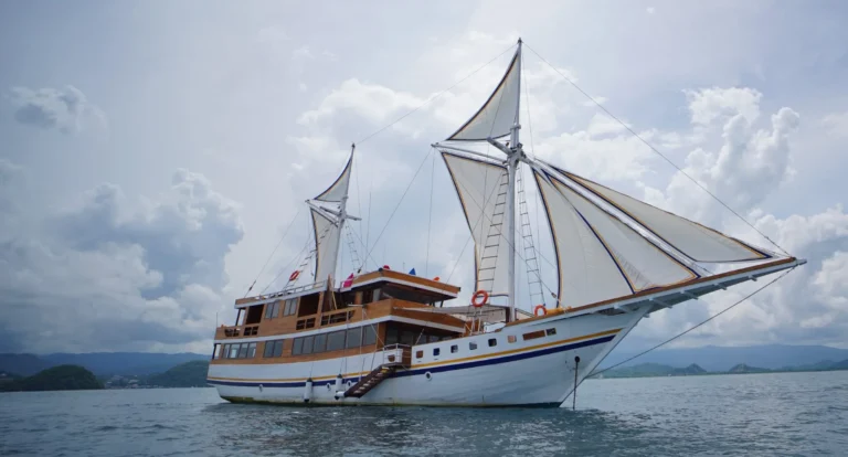 The LaMain Voyage I phinisi liveaboard on charter in Komodo National Park