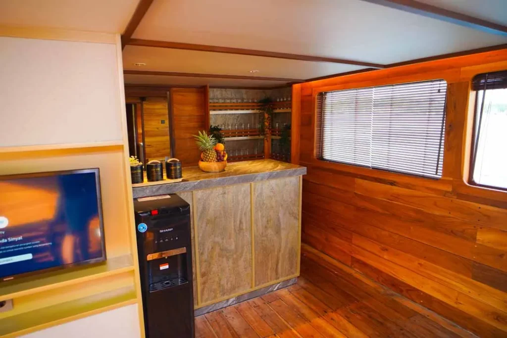 Indoor lounge aboard LaMain Voyage I