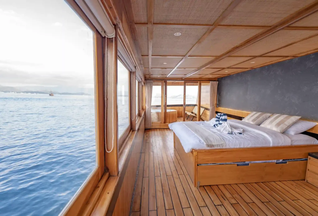 Royal Master cabin with ocean views aboard Lamborajo 3
