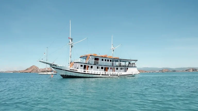 Lamborajo I phinisi in Komodo