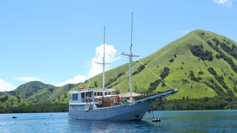 Lanakila Cruise phinisi exterior in Komodo National Park
