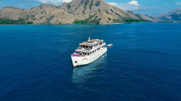 Le Costa classic wooden yacht in Komodo National Park