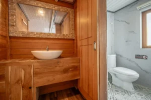 Private bathroom in the Signature Ocean cabin aboard Magika Liveaboard