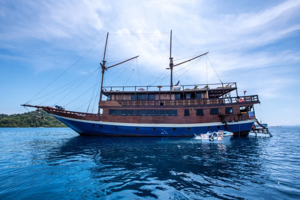 Mola Mola 1 phinisi at sea