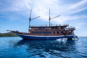 Mola Mola 1 phinisi at sea