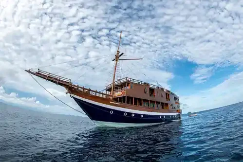 Mola Mola 2 phinisi exterior