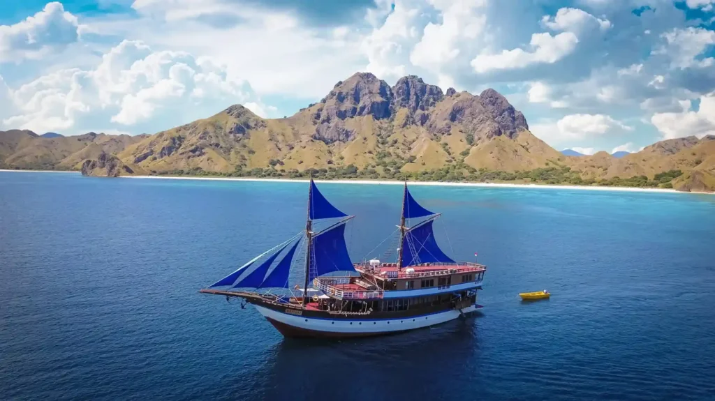 Mutiara Cruise, a 47-metre phinisi, sailing in Komodo National Park