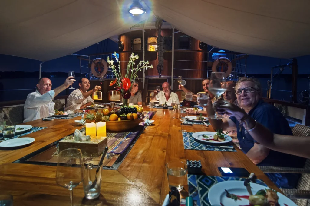 Mutiara Laut phinisi liveaboard, sun guests dining