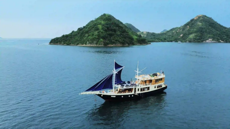 Natural Phinisi Komodo exterior